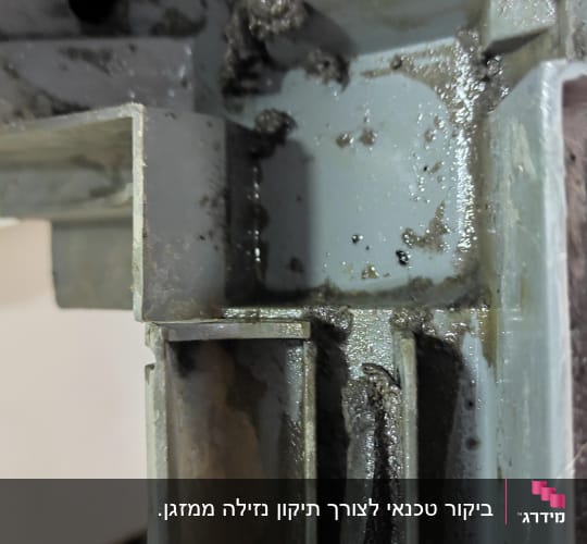 חלק פנימי של מזגן עם לכלוך ושמן